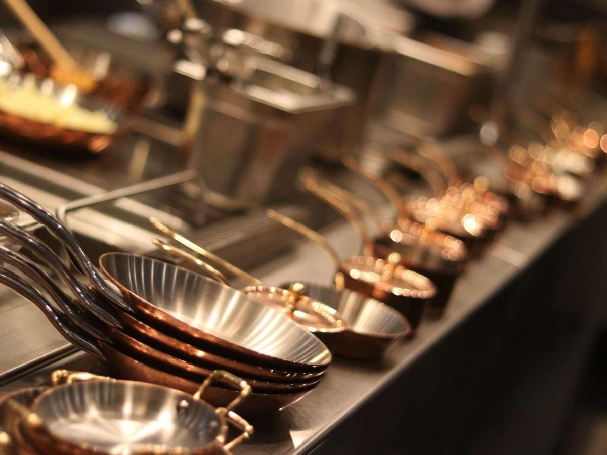Moevenpick Hotel Du Lac Тунис Екстериор снимка A variety of pans