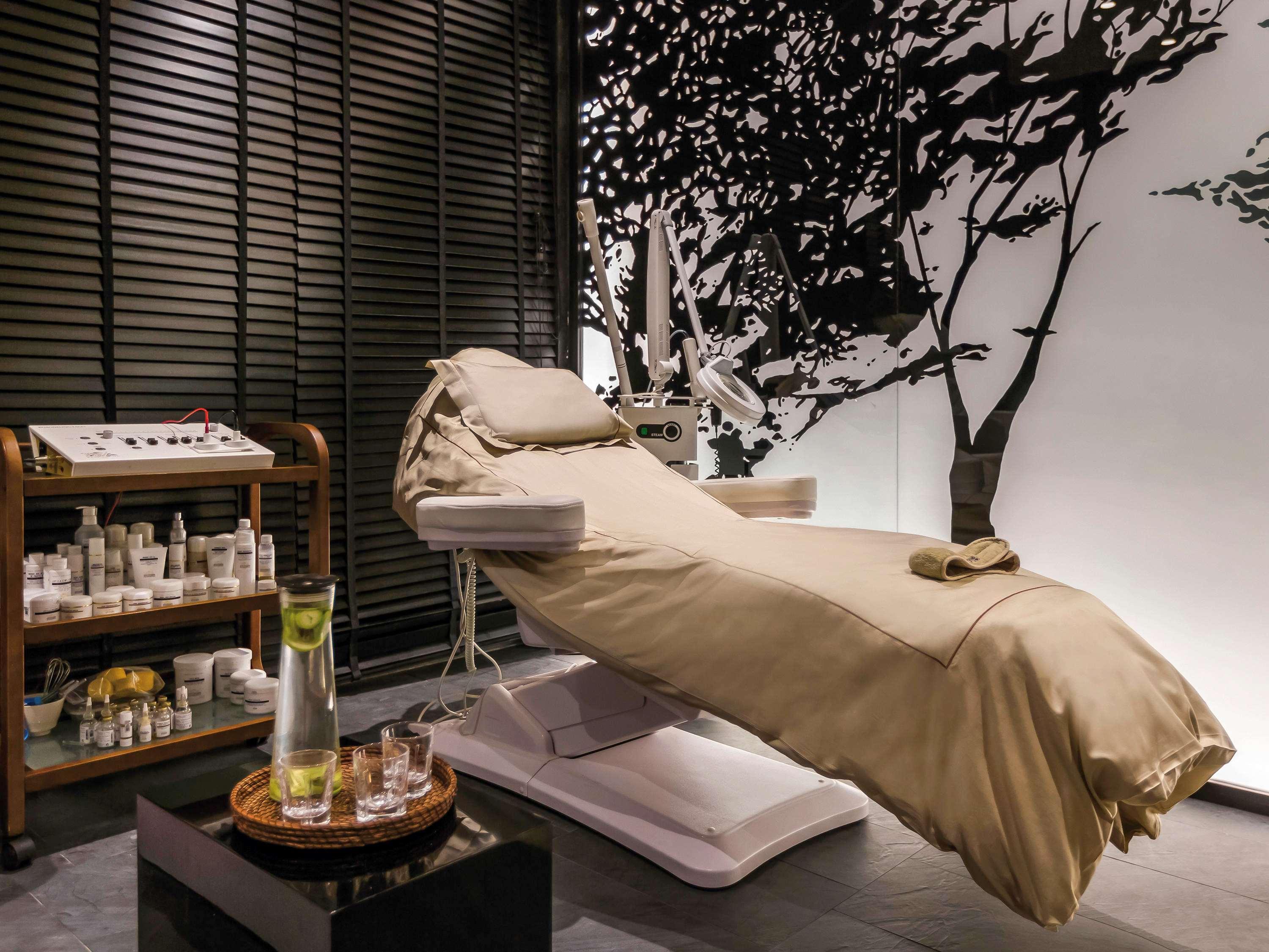 Moevenpick Hotel Du Lac Тунис Екстериор снимка A treatment room at a spa
