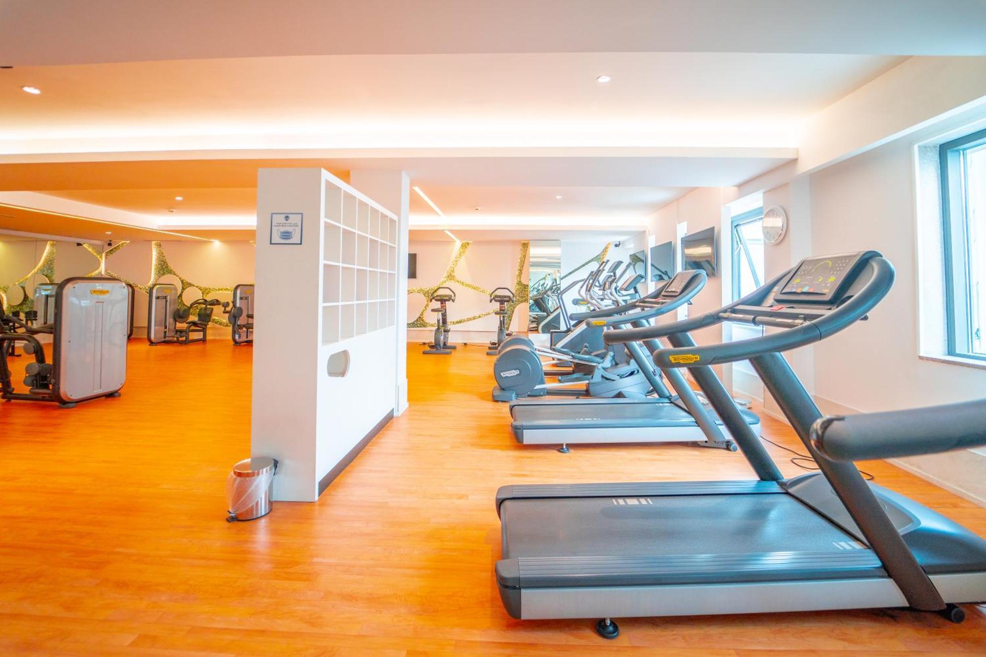 Moevenpick Hotel Du Lac Тунис Екстериор снимка The gym at the hotel