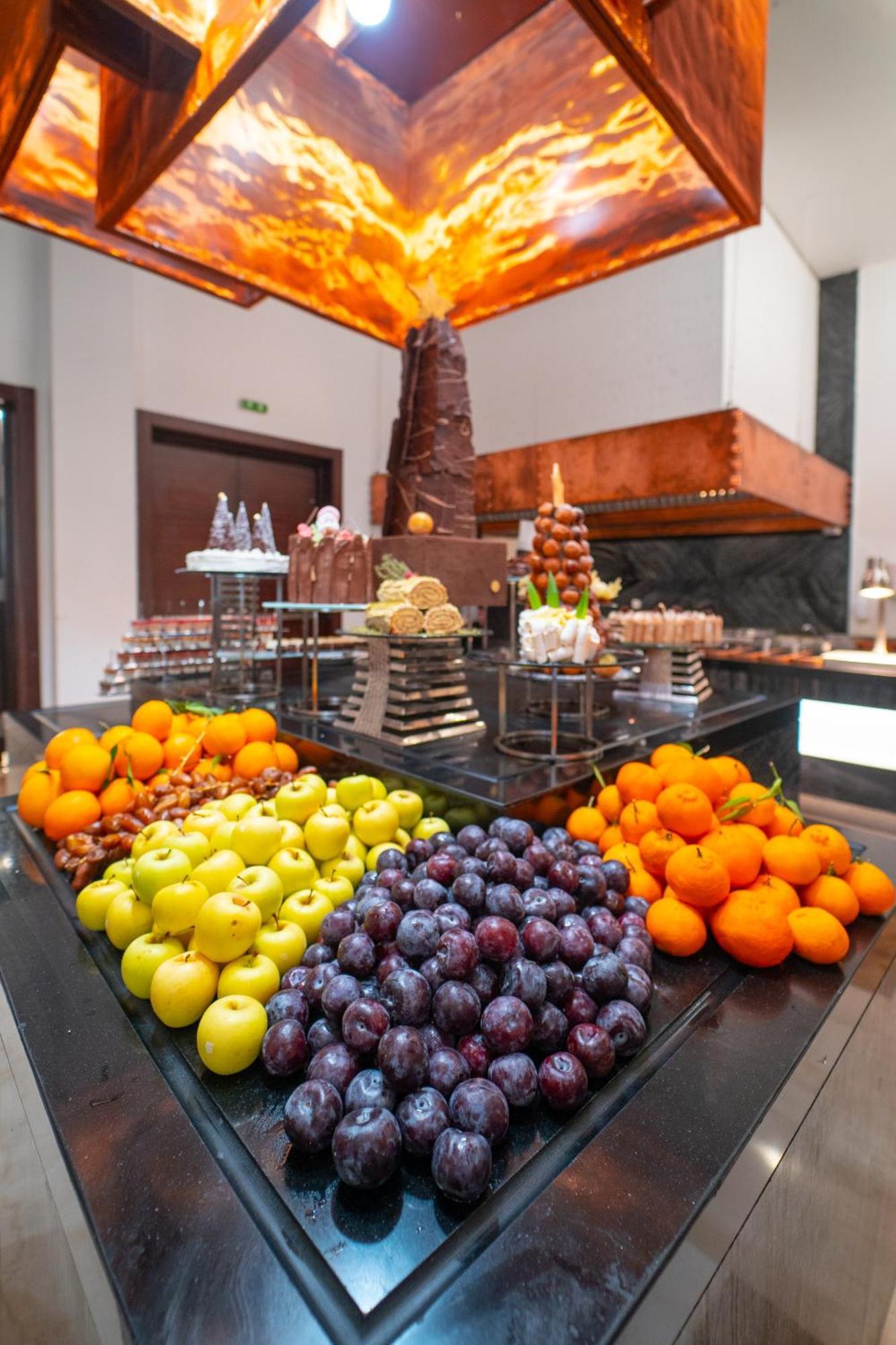 Moevenpick Hotel Du Lac Тунис Екстериор снимка Fruit at a buffet